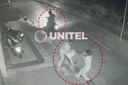 Video: Una joven forcejea y persigue a delincuentes para impedir que le roben su cartera