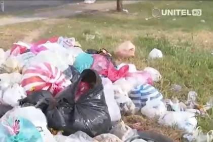 La basura se acumula en las calles tras la celebración de Año Nuevo en Santa Cruz