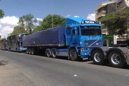 Crisis de combustible: las filas siguen en La Paz y Cochabamba, mientras que en Santa Cruz la espera de carga es menor