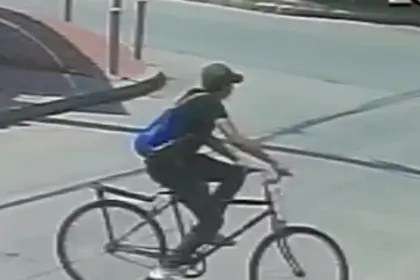 Video: Un sujeto a bordo de una bicicleta asalta a una adolescente