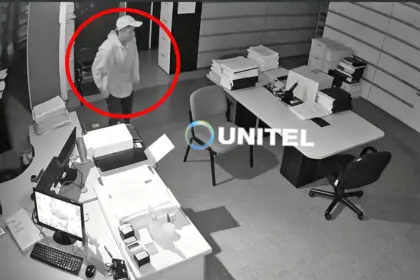 Cámaras registraron a un hombre al interior de una oficina de una entidad financiera de Santa Cruz