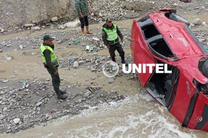 La Paz: Un vehículo repartidor de pan se desliza y cae a un barranco, reporta la Policía 