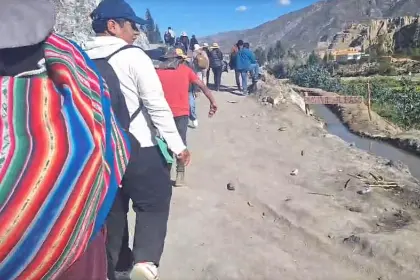 Familias paceñas que caminan horas por alimento denuncian que bloqueadores les quitan parte de sus compras