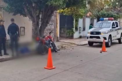 Un motociclista muere al impactar de forma violenta contra un árbol en Santa Cruz