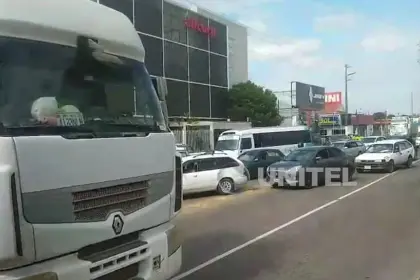 Con camiones bloquean la zona norte de Santa Cruz de la Sierra en reclamo por la falta de combustible