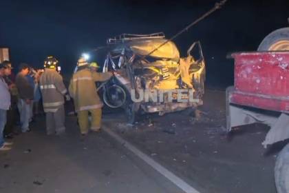 Una mujer fallece en choque entre un minibús y un camión en la carretera a Camiri