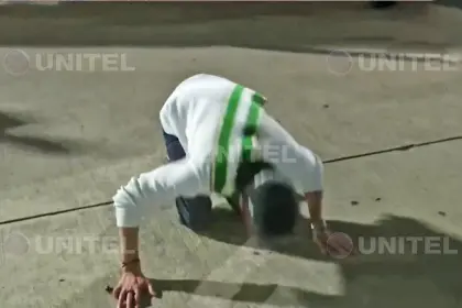 Video: Tras arribar a Viru Viru, Camacho se arrodilla y besa suelo cruceño