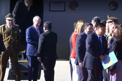 José Antonio Kast arriba al aeropuerto de El Alto y es recibido con honores militares