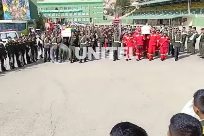 Con pañuelos blancos y honores, despiden a dos de los policías asesinados en los bloqueos