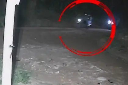 Video registra el atraco de unos hombres en moto a un estudiante en Santa Cruz