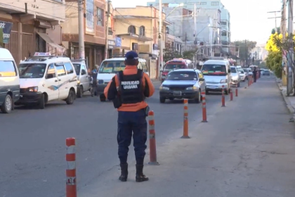 Movilidad Urbana sanciona a vehículos que invaden espacios de la ciclovía, la multa es de Bs 10.000