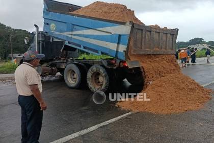 Bloqueo en Yapacaní: Gobierno convoca al diálogo para este martes a las 10:00
