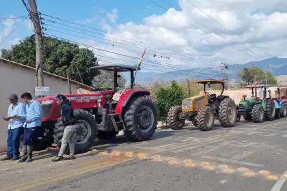 Tras tractorazo por falta de diésel, en los valles cruceños exigen audiencia con el ministro de Hidrocarburos