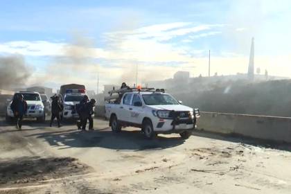 Bloqueadores lanzan piedras contra policías y militares en Apacheta, en la ruta La Paz-Oruro