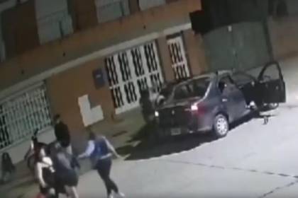 Video: Chocó a su exnovio que estaba en una moto con dos mujeres y comenzó golpearlos en el piso