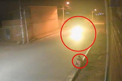 Cámara captó al vehículo que arrolló a una madre y su hija que estaban sentadas en la acera y luego fugó
