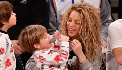 Video: Sasha, el hijo de Shakira también ‘factura’ con las fotos de su mamá