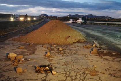 Pobladores de Caracollo bloquean la ruta La Paz - Oruro para exigir la construcción de un tramo carretero
