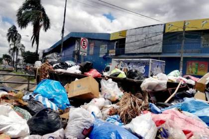 Falta de diésel: camiones pasan horas en surtidores, lo que afecta a la frecuencia del recojo de basura, denuncia Emacruz