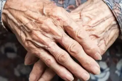 Dos hermanos golpearon a su mamá cuando les pidió que dejen de beber