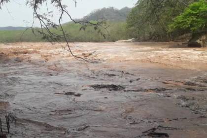 Bomberos continúan la búsqueda de joven desaparecido cerca del río Piraí mientras compartía con su familia 