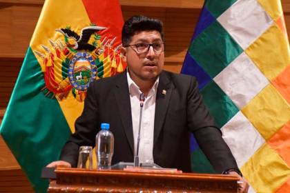 Posesionan al arcista Omar Yujra como presidente de Diputados en medio de incidentes y reclamos de evistas 