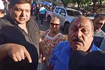 Dirigente de UCS se enfrenta a gendarmes en protesta contra Jhonny; la Alcaldía anuncia acciones legales