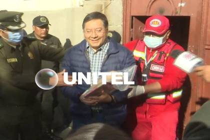 Con resguardo policial, Luis Arce sale de San Pedro rumbo a un hospital en La Paz