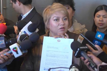 Legisladores piden interpelar a Espinoza por supuesta irregularidad en compra de auto
