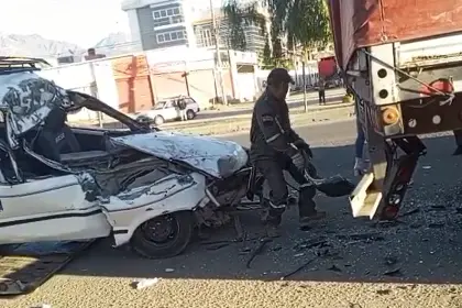 Dos heridos tras el choque de un vehículo contra un camión que hacía fila por diésel