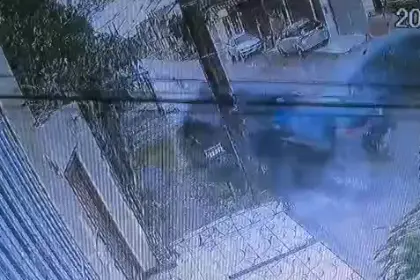 Cámara captó el momento en el que dos vehículos impactan y dejan una persona fallecida