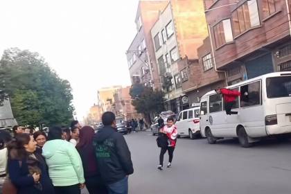 Insólito: Jóvenes huyen por la ventanilla de un bus tras ser arrestados por consumir alcohol en El Alto