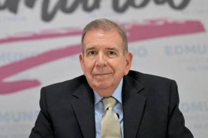 Edmundo González llega a España tras pedir asilo político y salir de Venezuela