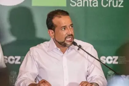 Camacho anuncia viaje al exterior por salud y dice que mantendrá neutralidad en la segunda vuelta