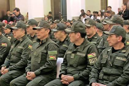 A días de la marcha anunciada por evistas, el Gobierno entrega un reconocimiento a la Policía