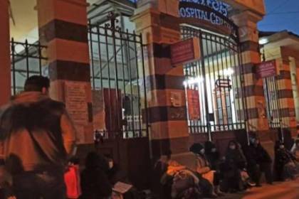 “Estamos sufriendo”: Pese a que duermen por una ficha, pacientes denuncian malos tratos en el Hospital de Clínicas 