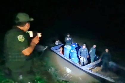 Policía intercepta barcaza que transportaba turriles con casi 800 litros de diésel; hay un aprehendido