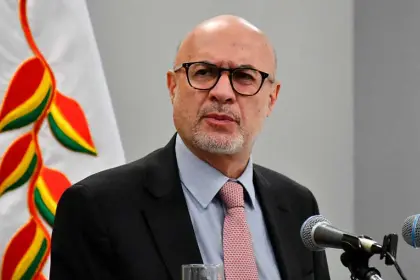 Ministro Lupo dice que la COB engordó sus privilegios mientras el país se empobrecía