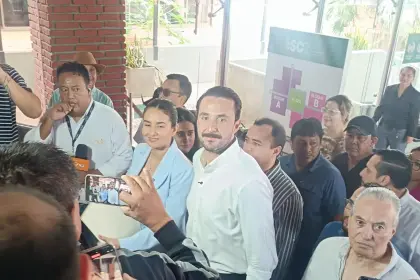 Santa Cruz: Velasco y Aguirre entregan carta para activar la transición en la Gobernación; Camacho presenta a su comisión