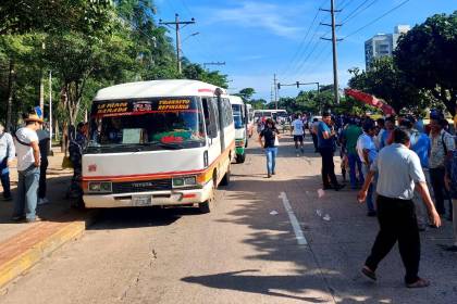 Micreros mantienen protestas por el pasaje y anuncian nuevo amparo contra el reordenamiento