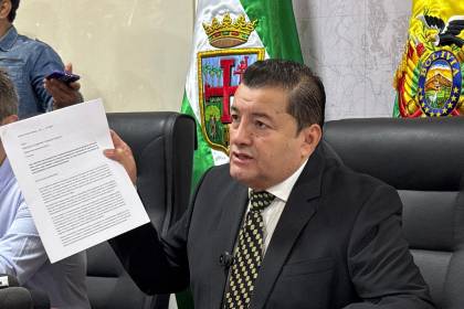 Caso pavimento: Alcalde pasa su segunda noche en celdas policiales y este jueves será puesto ante un juez