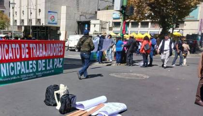 Quinto día de protesta de trabajadores municipales piden destitución de 30 funcionarios con denuncias de acoso laboral