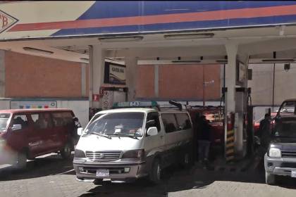 “Hace una semana que duermo aquí”: choferes lamentan que no pueden ver a sus familias por hacer filas para combustible