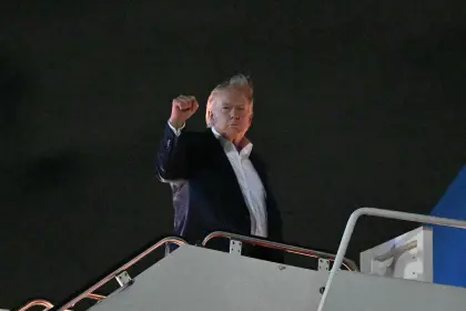 Trump viaja al G7 de Francia tras anunciar el acuerdo con Irán para poner fin a la guerra