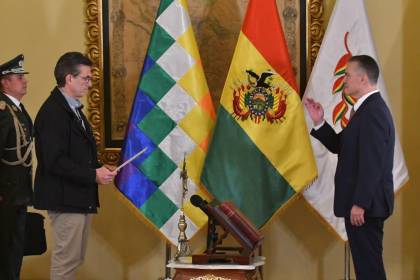 Paz posesiona a Ernesto Justiniano como ministro de Defensa en medio de las movilizaciones 