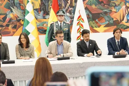 Paz decreta ingreso de Starlink y otros gigantes tecnológicos a Bolivia y anuncia 17 mil becas en el área