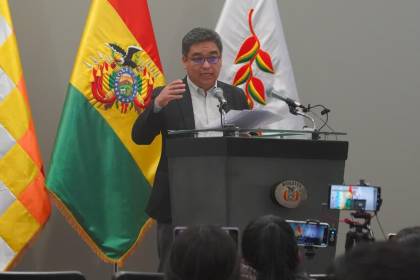 Vocero responde a Tuto por la droga incautada en Chile y defiende la lucha antidrogas del Gobierno
