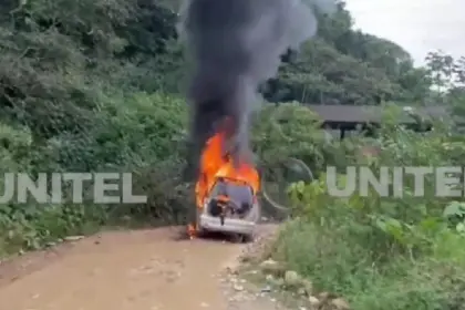 Doble asesinato en el trópico: Sale a la luz video del vehículo de las víctimas incendiándose