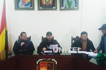 Gobernador cruceño llega a Yapacaní en busca de un acuerdo para levantar bloqueo en Ichilo