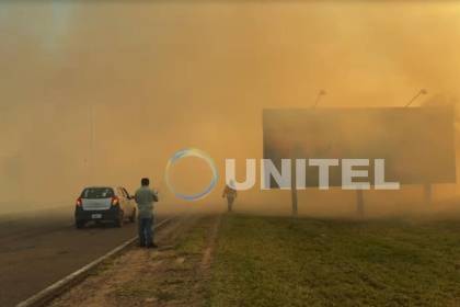 Incendio cerca de Viru Viru deja densa humareda y el viento dificulta trabajo de bomberos